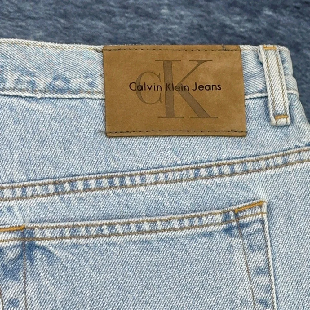 Calvin Klein Jeans Womens Cuff Short Light Indigo Enzyme Wash Size 16 BDXK690